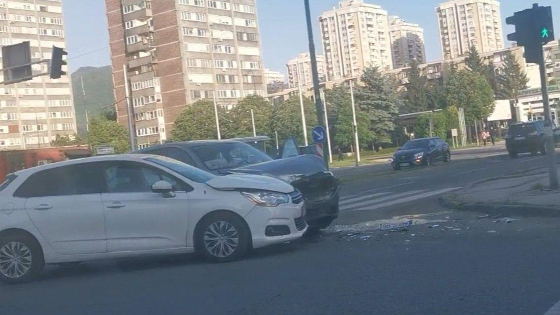 Foto + video / Krš i lom u Sarajevu: Sudar dva automobila, dijelovi vozila rasuti po cesti 