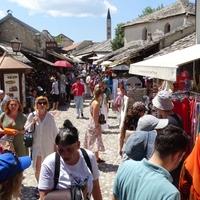 Iako je vruće turistima u Mostaru sunce ne smeta