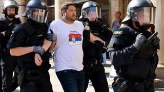 U neredima navijača Srbije uhapšen i političar, nosio je majicu "Srbi nisu genocidan narod"
