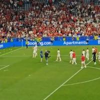 Video / Nezadovoljni navijači Srbije otjerali fudbalere nakon ispadanja: Zvižduci odjekivali Alijanc Arenom 
