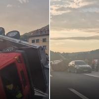 Foto + video / Nesreća na autoputu kod Sarajeva: Prevrnula se prikolica s vozilom, blokirana jedna traka